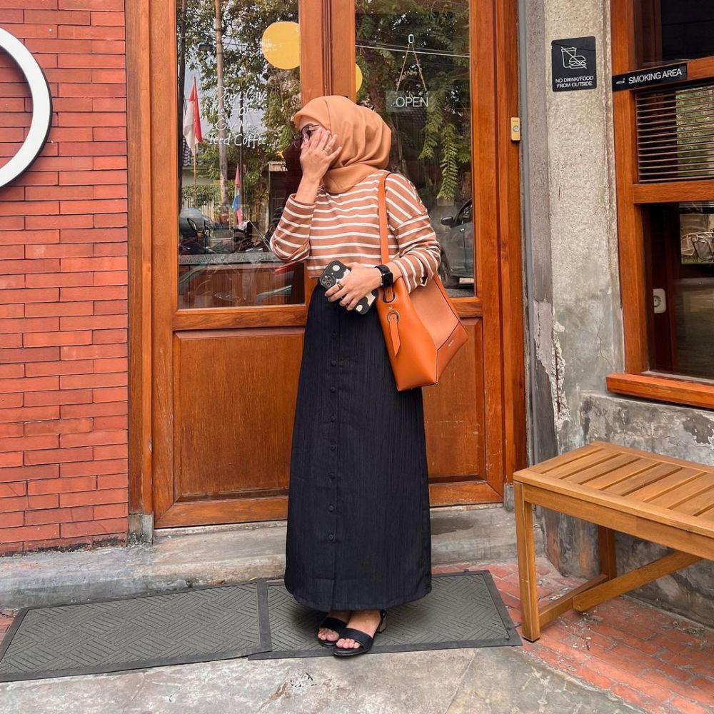 10 Ide Hijab Outfit Bernuansa Earth Tone ala Astrisyanti, Warm Abis!