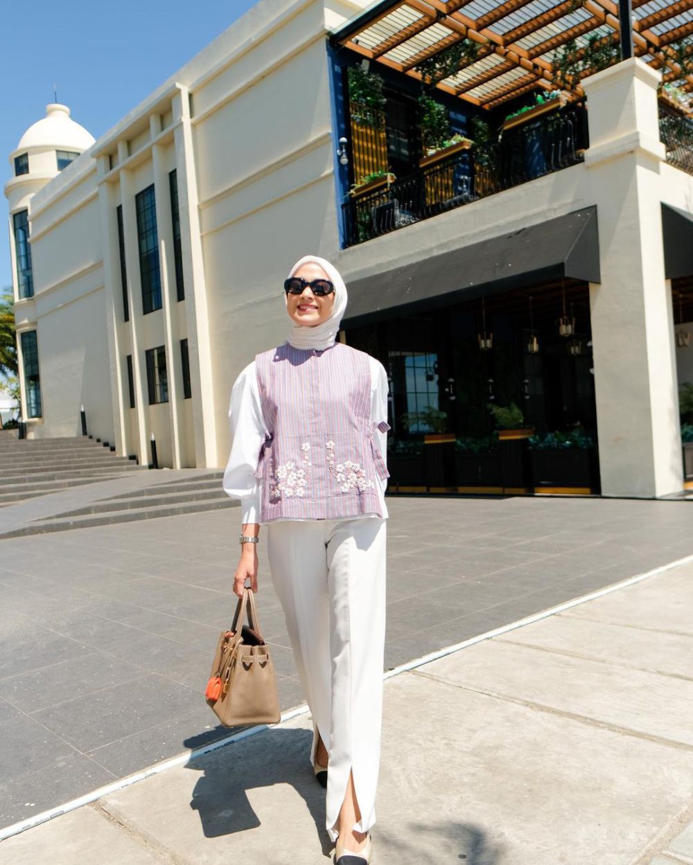 7 Ide Padu Padan Outfit Hijab dengan Celana Putih ala Nina Zatulini 