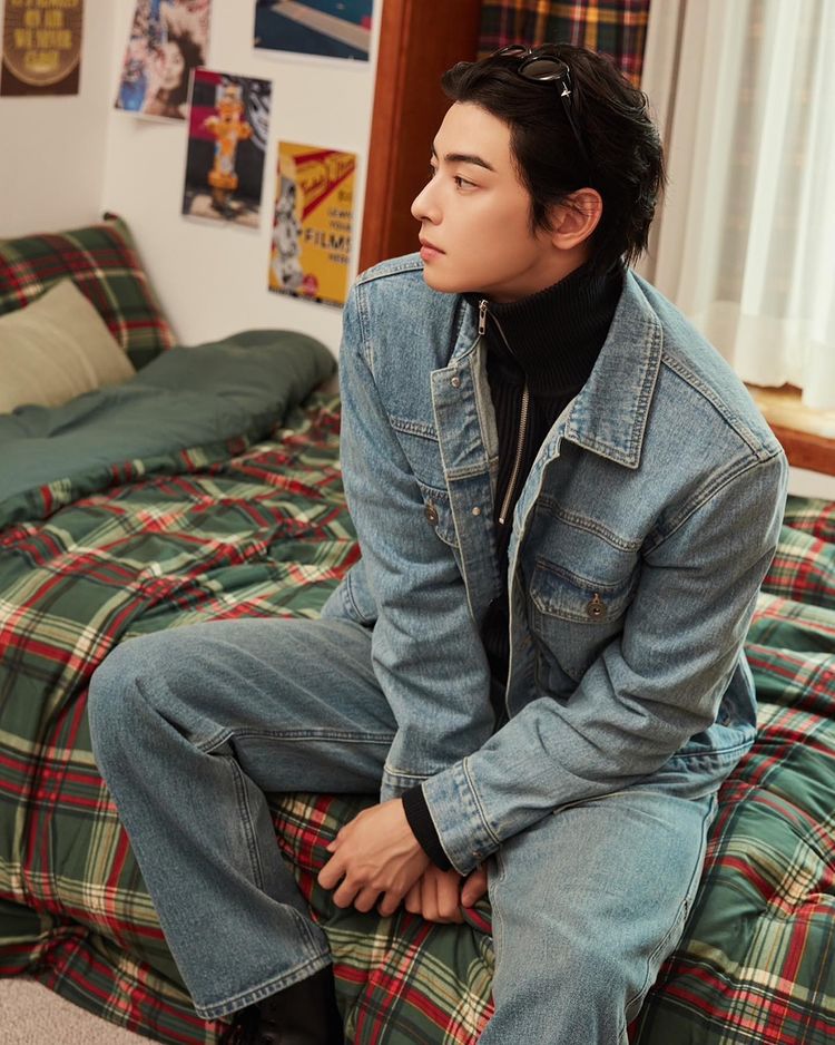 10 Ide Padu Padan Celana Jeans Cha Eun Woo, Simpel dan Comfy