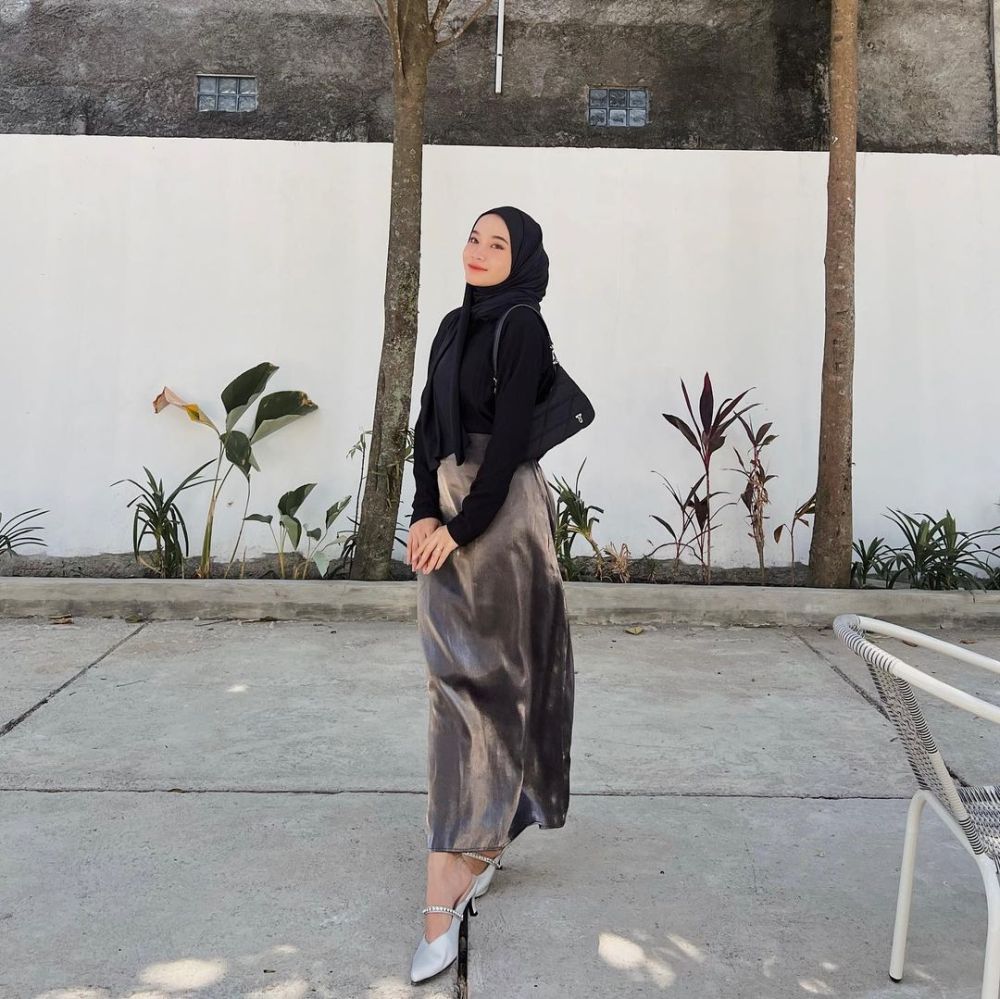 9 Inspirasi Outfit dengan Detail Satin ala Influencer Hijab, Kece Abis