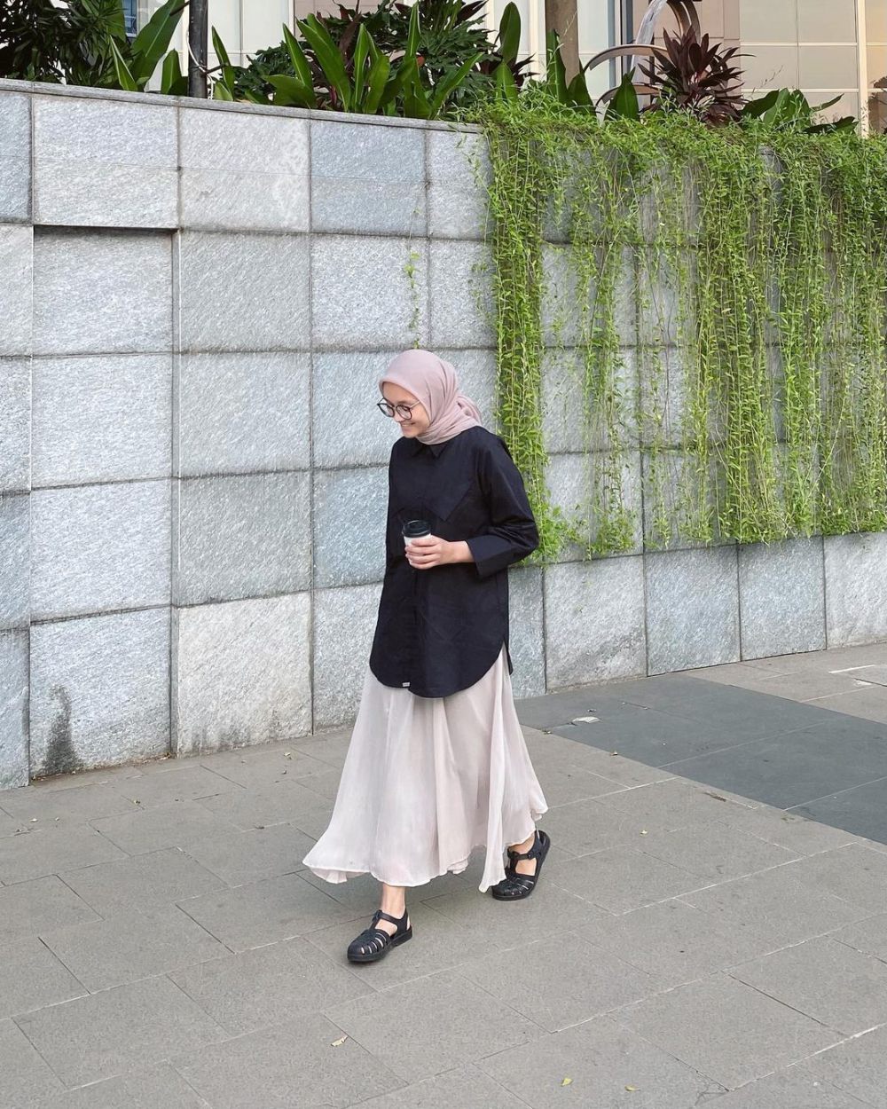 10 Style Outfit Hijab Monokrom ala Alaeka Bachir, Look-nya Stylish!
