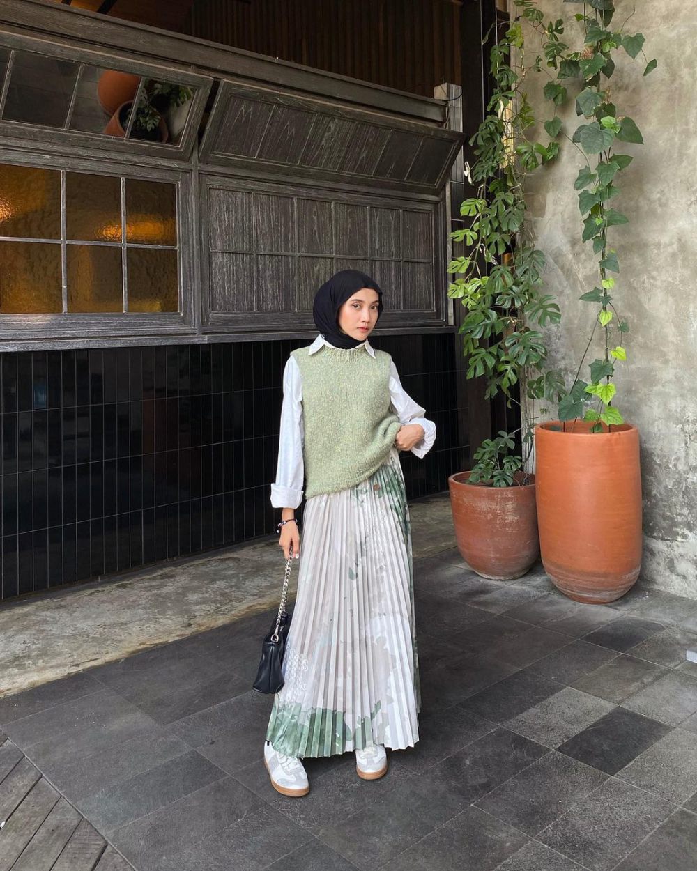 10 Inspirasi Outfit Hijab Nuansa Hijau ala Khalia Dian, Fresh Banget! 