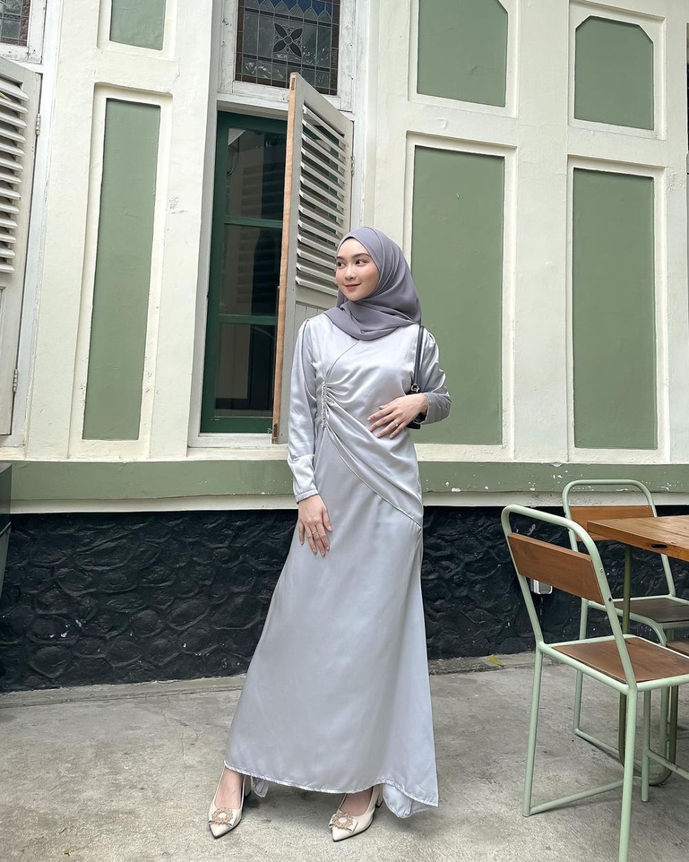 9 Inspirasi Outfit dengan Detail Satin ala Influencer Hijab, Kece Abis