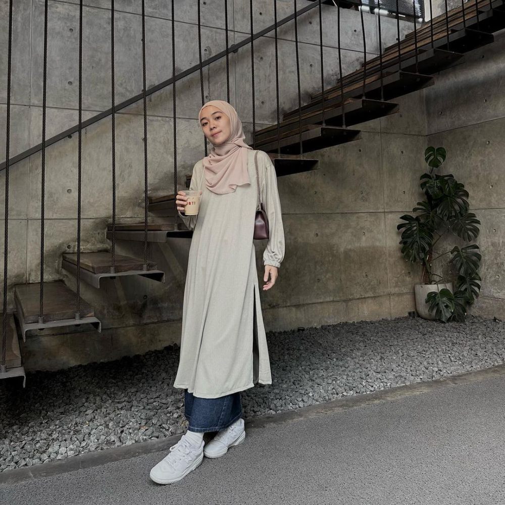 9 Inspirasi OOTD Hijab Dress ala Putri Melati, Simpel dan Stunning