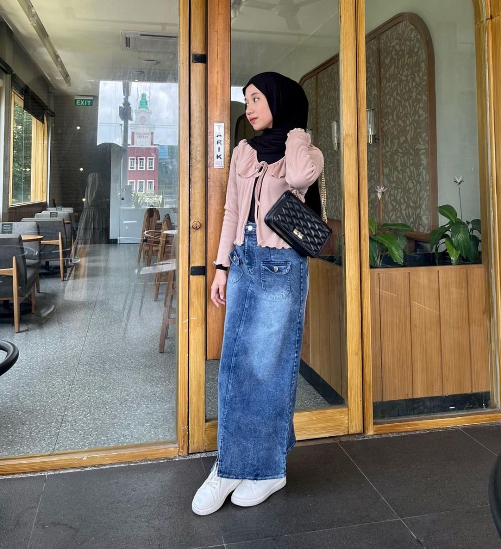 9 Inspirasi OOTD Nonton Konser dengan Setelan Rok Denim, Casual Style