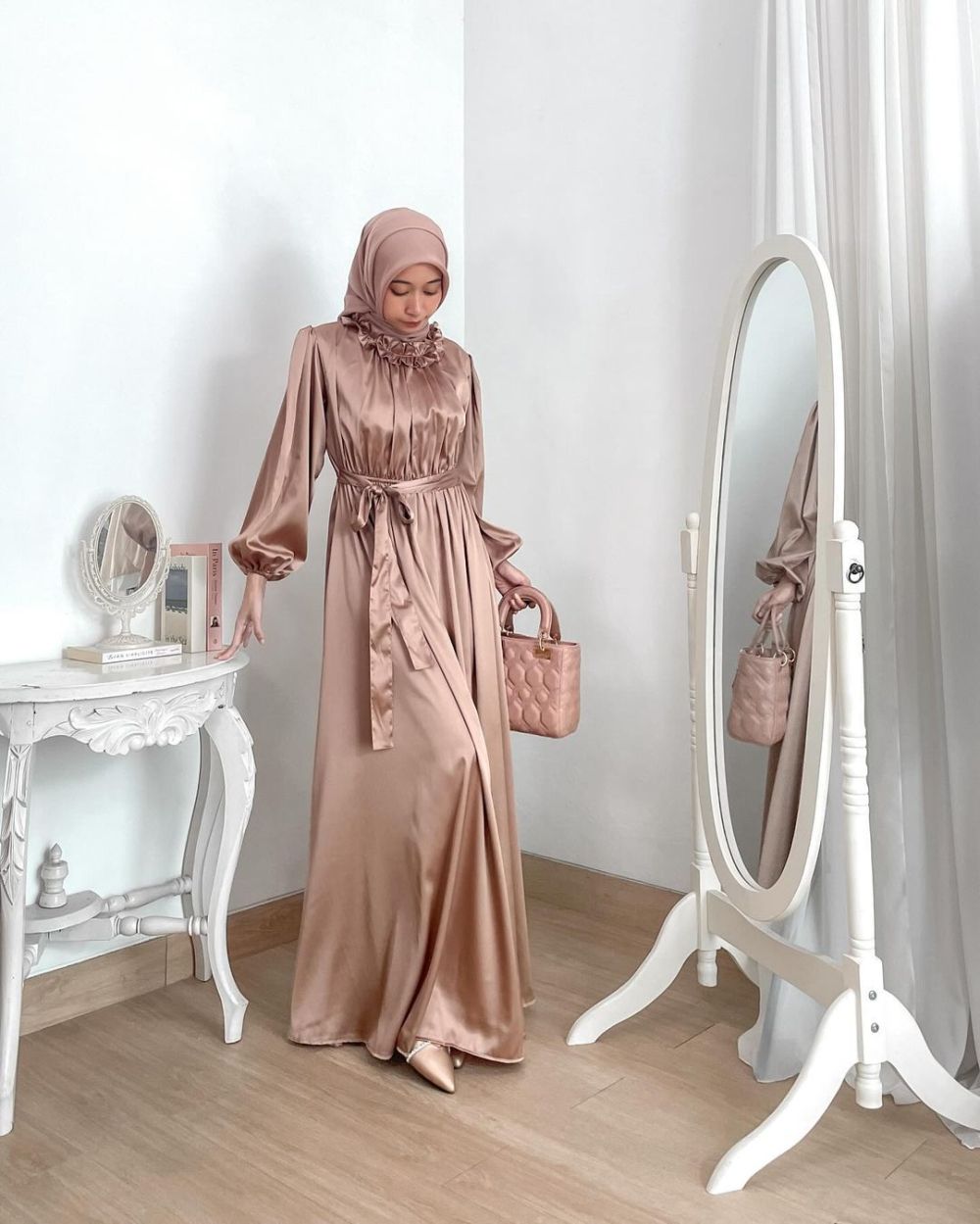 9 Inspirasi Outfit dengan Detail Satin ala Influencer Hijab, Kece Abis