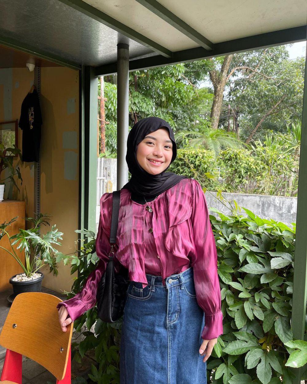 10 Ide Padu Padan Outfit Pakai Hijab Hitam ala Tania Dewi, Sylish!  