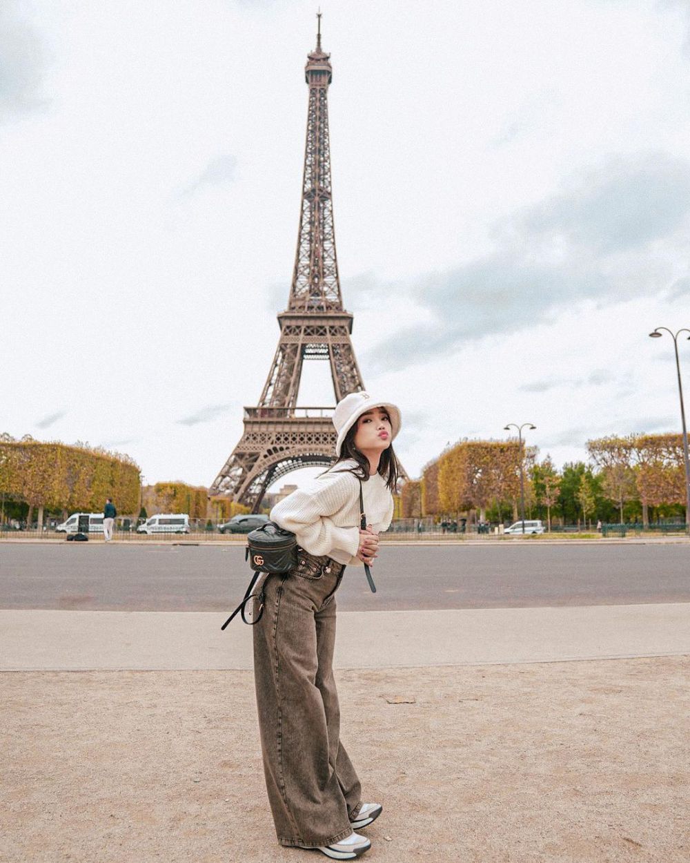 10 Potret Fuji Liburan ke Paris, Seru Photoshoot saat Cuaca Dingin!