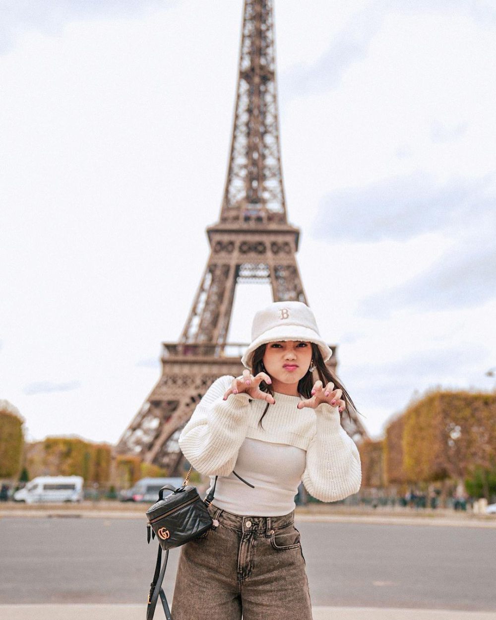 10 Potret Fuji Liburan ke Paris, Seru Photoshoot saat Cuaca Dingin!