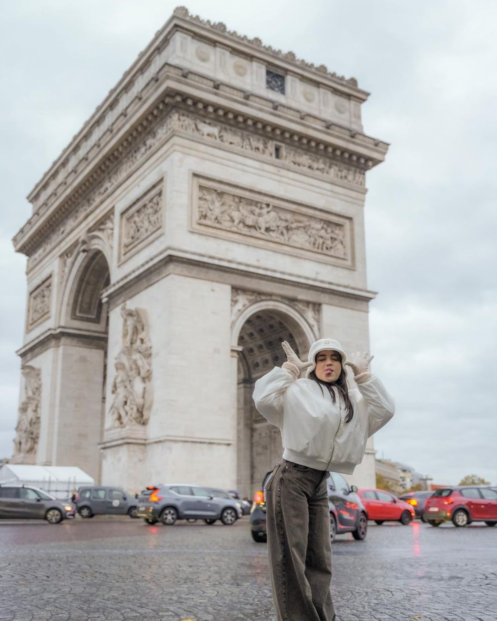 10 Potret Fuji Liburan ke Paris, Seru Photoshoot saat Cuaca Dingin!