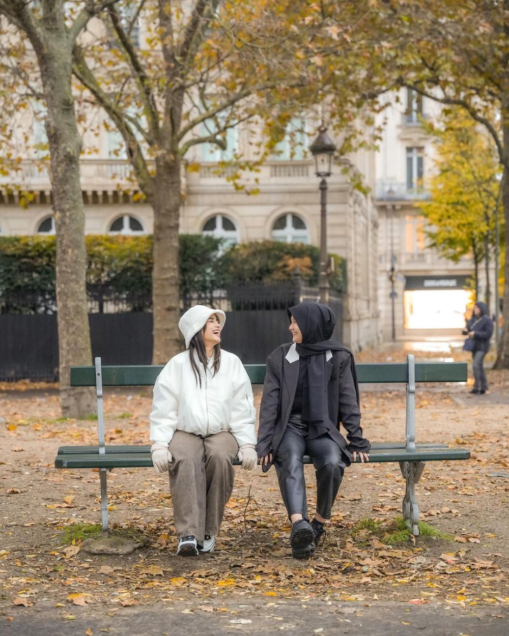 10 Potret Fuji Liburan ke Paris, Seru Photoshoot saat Cuaca Dingin!