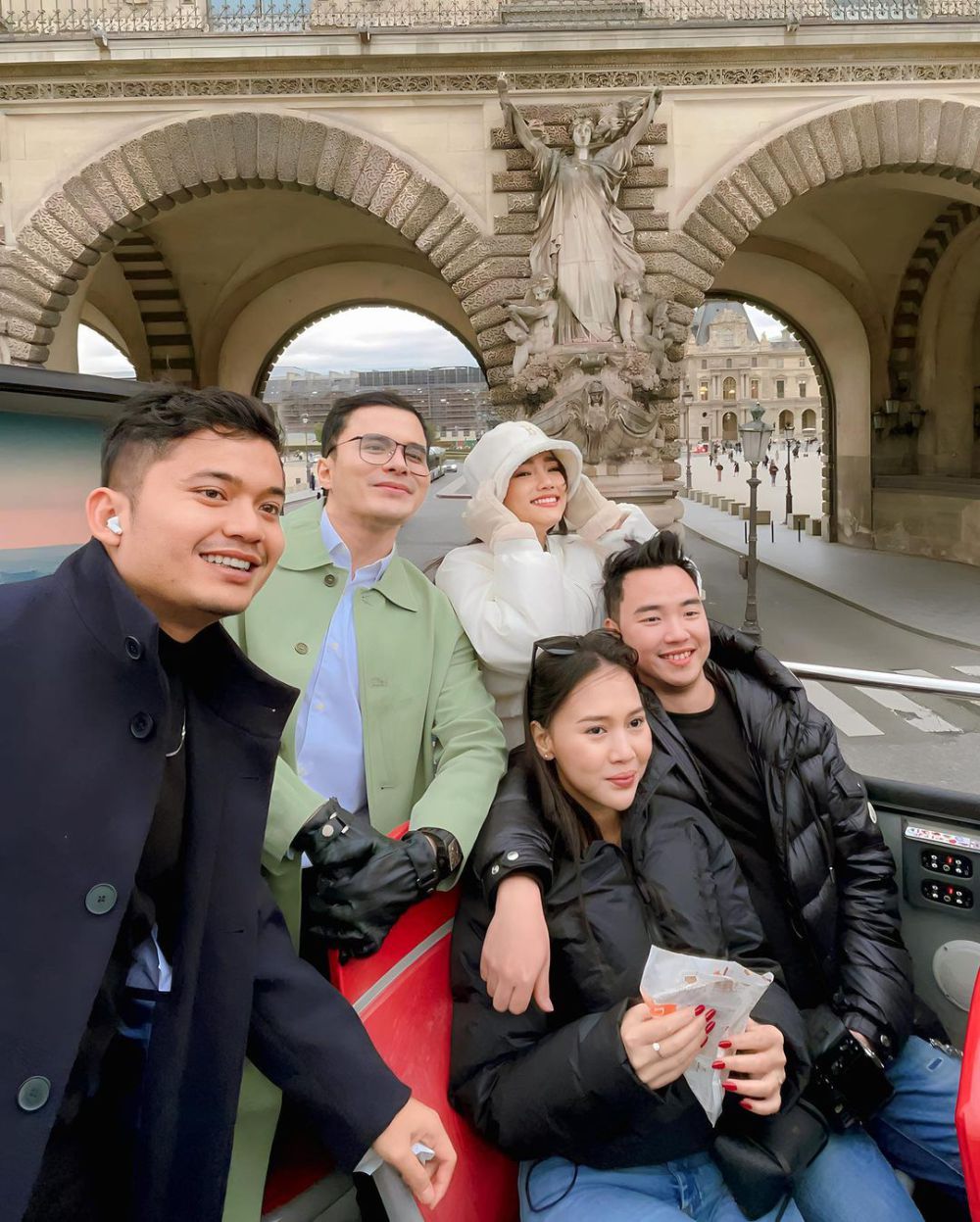 10 Potret Fuji Liburan ke Paris, Seru Photoshoot saat Cuaca Dingin!