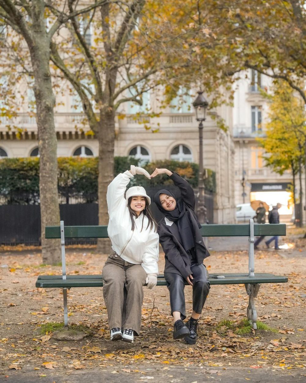 10 Potret Fuji Liburan ke Paris, Seru Photoshoot saat Cuaca Dingin!