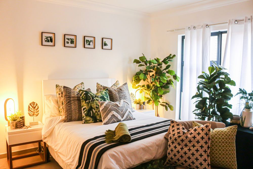 9 Inspirasi Decorative Pillow untuk Hiasan Kamar Tidur, Estetik!