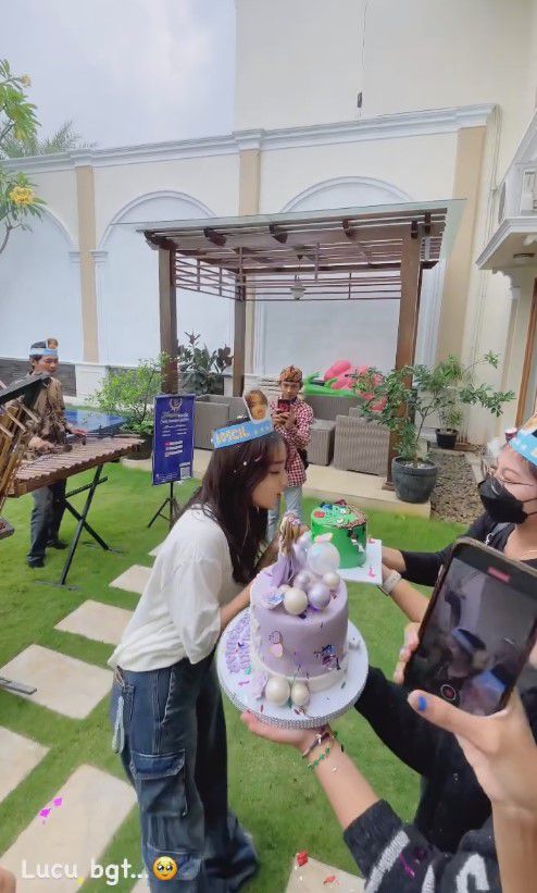 8 Potret Kejutan Kedua Ultah ke-21 Fuji, Panggil Band Angklung