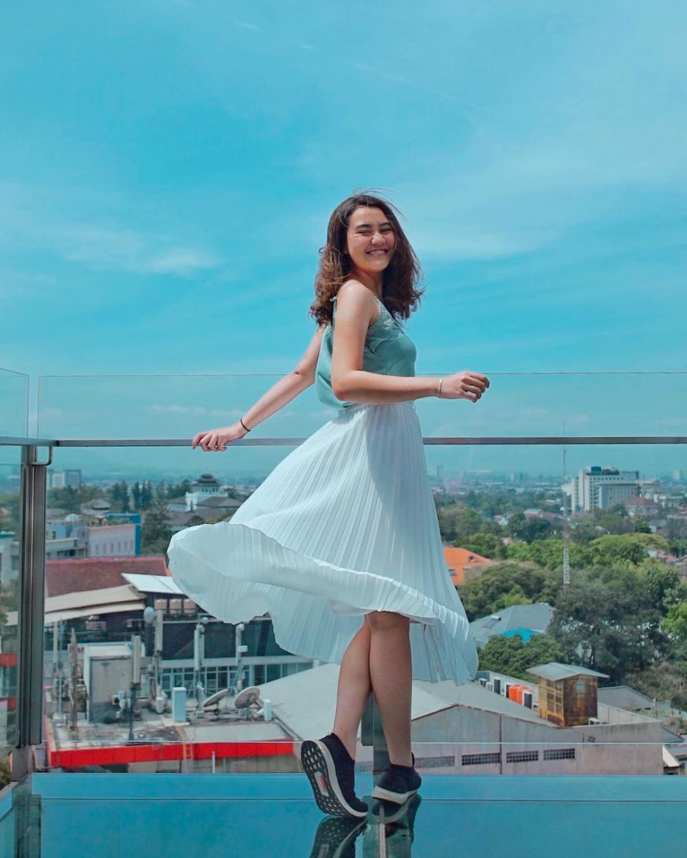 9 Inspirasi OOTD Feminin Aaliyah Massaid, Bikin Tampil Menawan