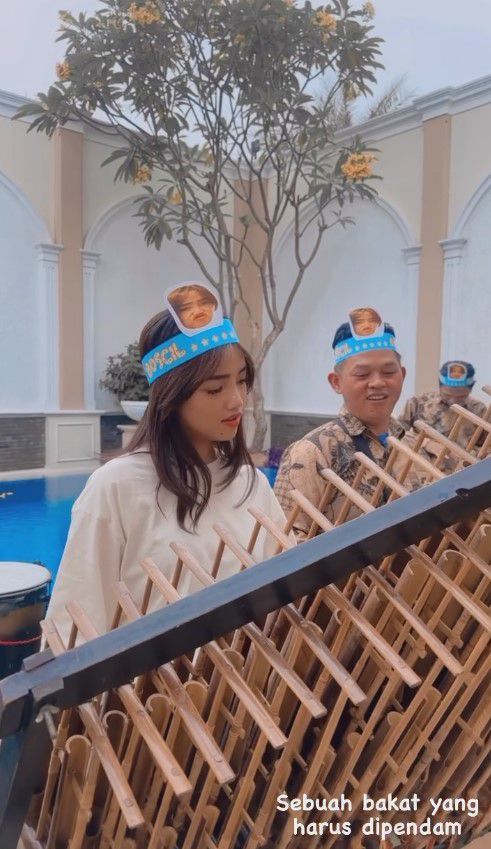 8 Potret Kejutan Kedua Ultah ke-21 Fuji, Panggil Band Angklung