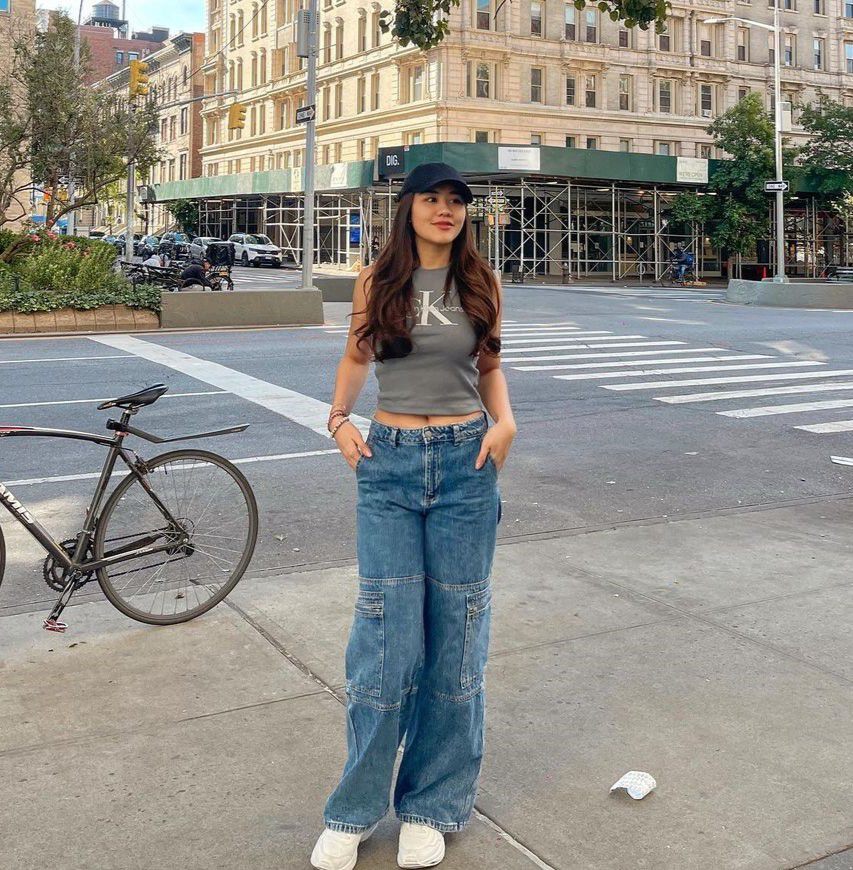 10 Ide Styling Celana Jeans ala Aaliyah Massaid, Andalan Buat Hangout!