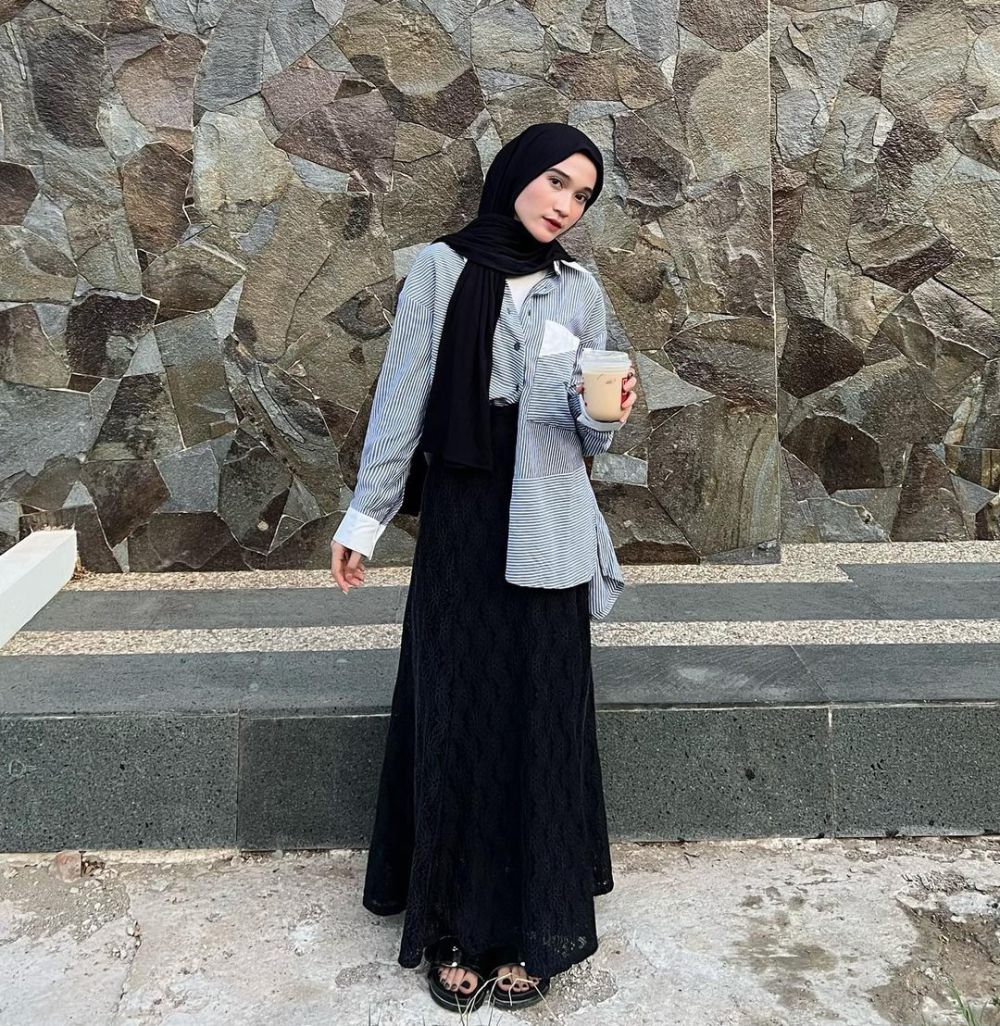 11 Inspirasi Outfit Ngedate Ala Cut Indah Sundari Feminin