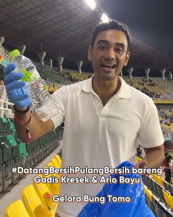 7 Potret Ario Bayu Pungut Sampah Di Stadion Piala Dunia U-17