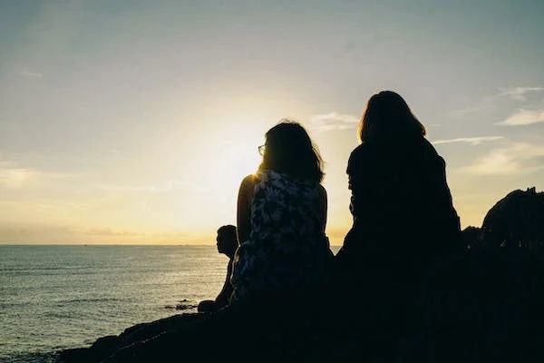 5 Tantangan yang Sering Dihadapi Hubungan Persahabatan Jarak Jauh