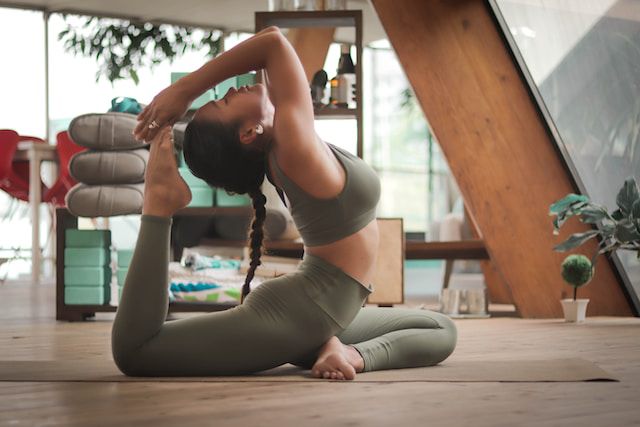 9 Manfaat Hatha Yoga Bagi Kesehatan, Tertarik untuk Coba?
