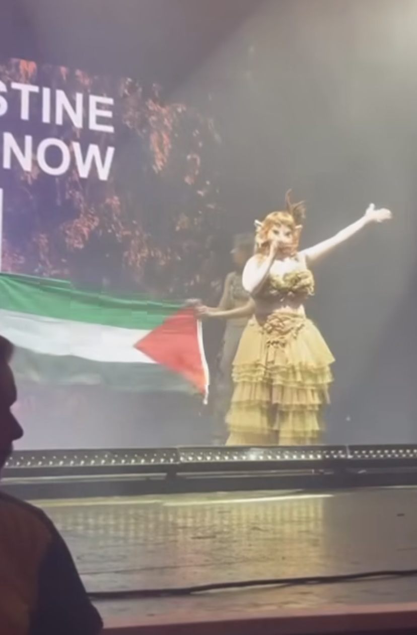 Viral Melanie Martinez Kibarkan Bendera Palestina di Konsernya