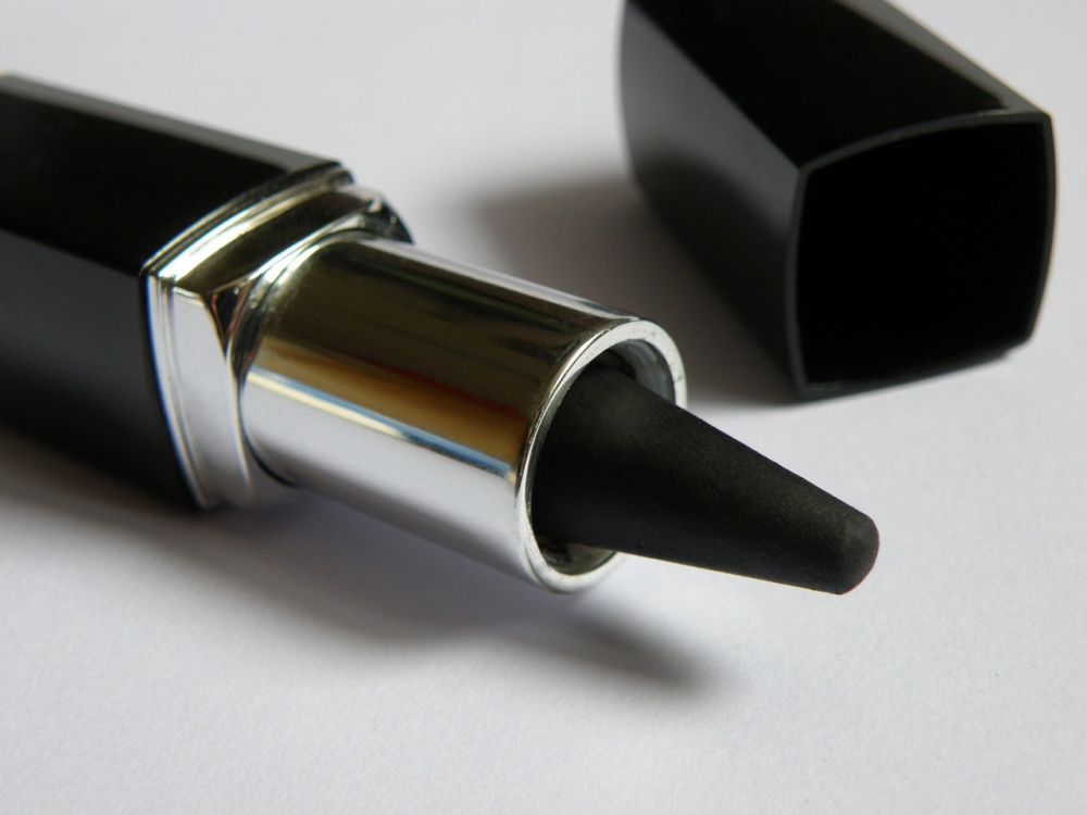 7 Penyebab Eyeliner Pencil Tidak Berfungsi
