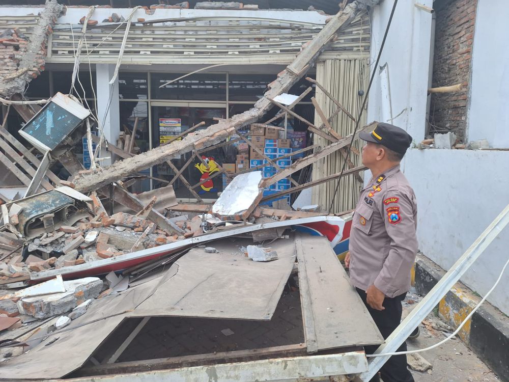 Bangunan Minimarket di Malang Ambruk