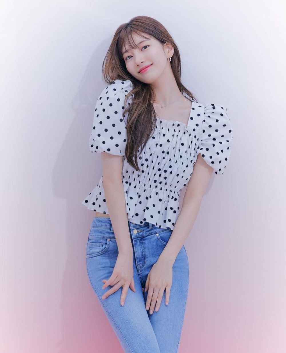 9 Styling Outfit dengan Bawahan Jeans ala Bae Suzy, Timeless!