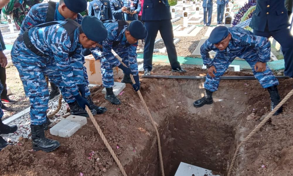 Jenazah Mayor Pnb Yuda Anggara Dimakamkan di TMP Kota Madiun