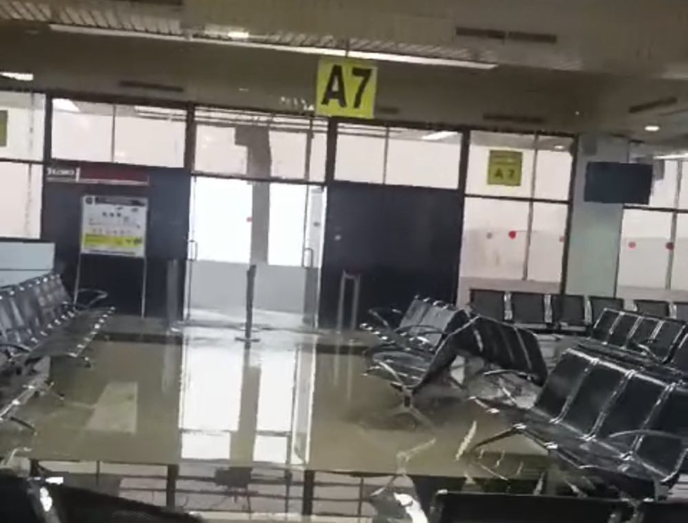 Dilanda Hujan Deras, Atap Bandara Hang Nadim Batam Bocor