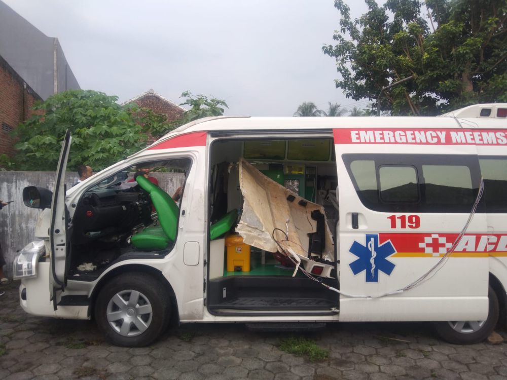 Diduga Ngantuk, Mobil Ambulans Tabrak Truk Pengangkut Gas Oksigen