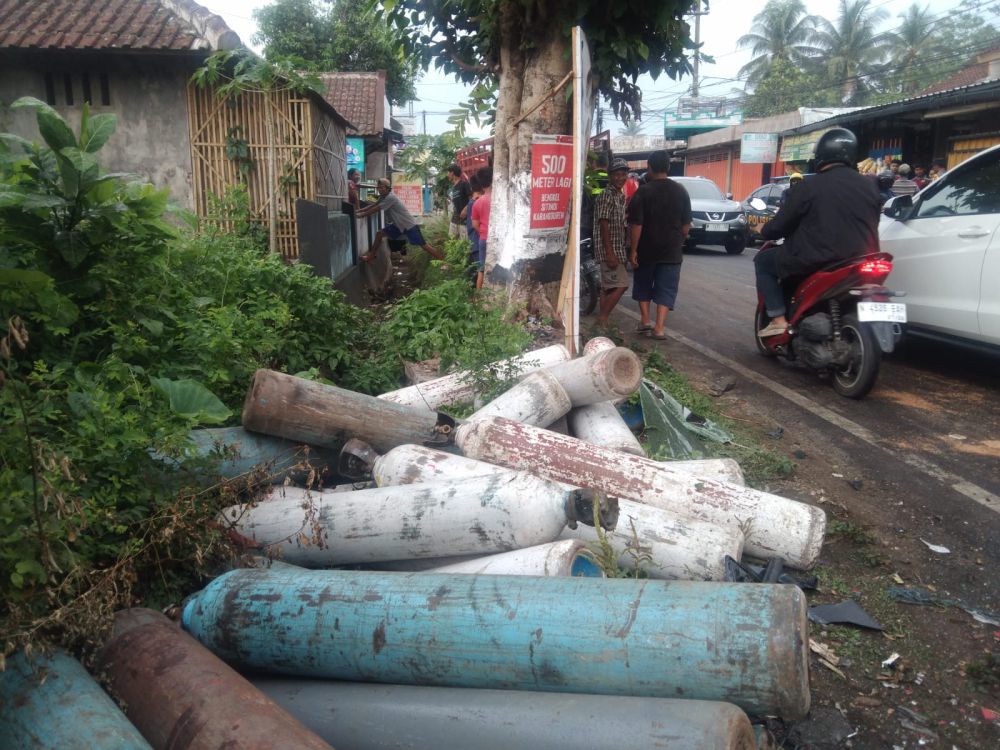 Diduga Ngantuk, Mobil Ambulans Tabrak Truk Pengangkut Gas Oksigen