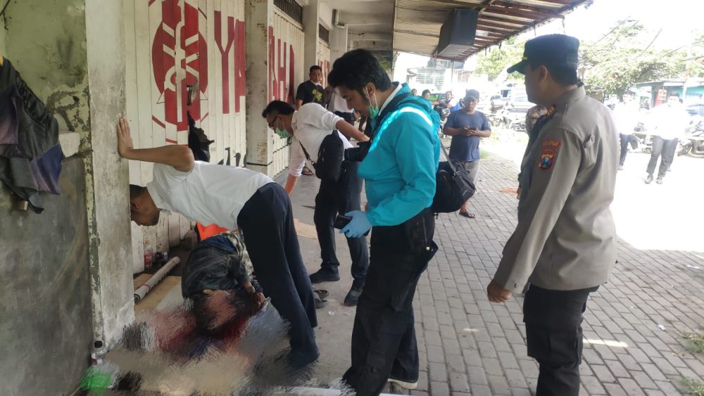 Pria Tewas Bersimbah Darah Ditemukan di Depan Dealer di Malang