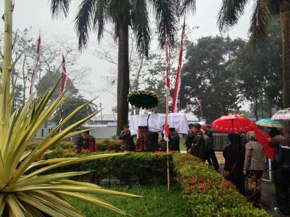 Pemakaman Eddy Rumpoko Diwarnai Hujan Deras