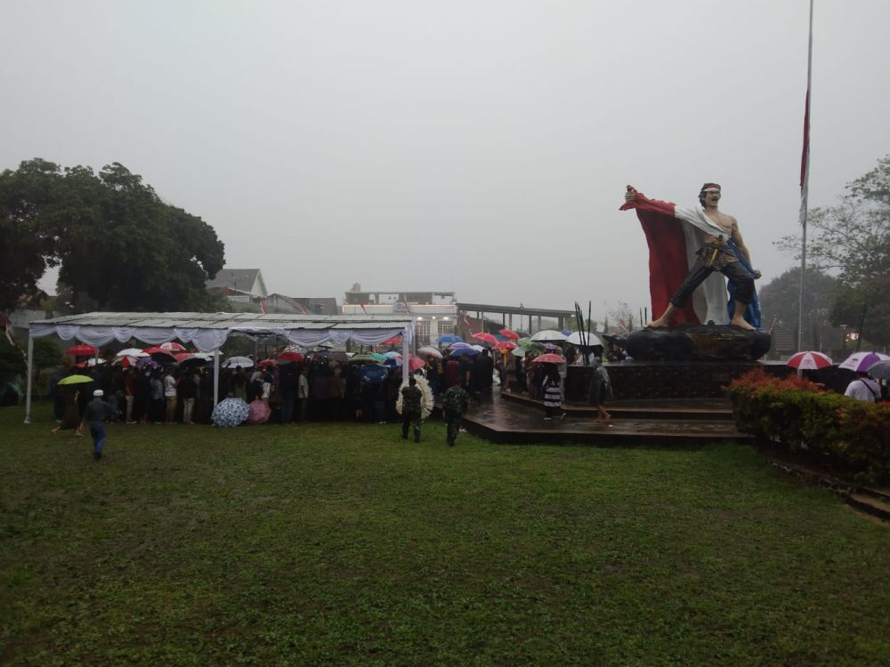 Pemakaman Eddy Rumpoko Diwarnai Hujan Deras