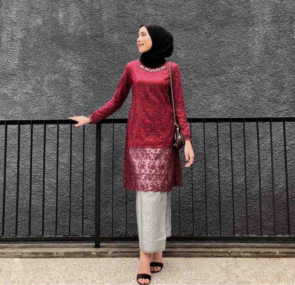 7 Inspirasi Outfit Hijab Kebaya Wisuda Modern, Tampil Lebih Anggun!