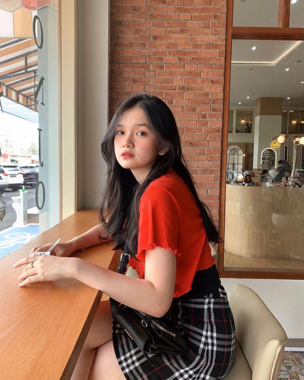 9 Inspirasi Outfit Kasual ala Indah JKT48, Cocok untuk Hangout!