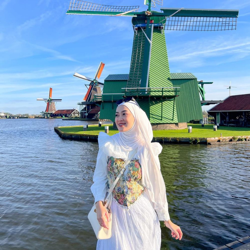 8 Ide Outfit Hijab Liburan ke Luar Negeri ala Sukma Ningrum, Classy!