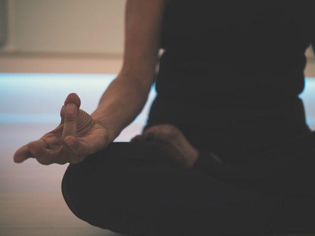 9 Manfaat Hatha Yoga Bagi Kesehatan, Tertarik untuk Coba?