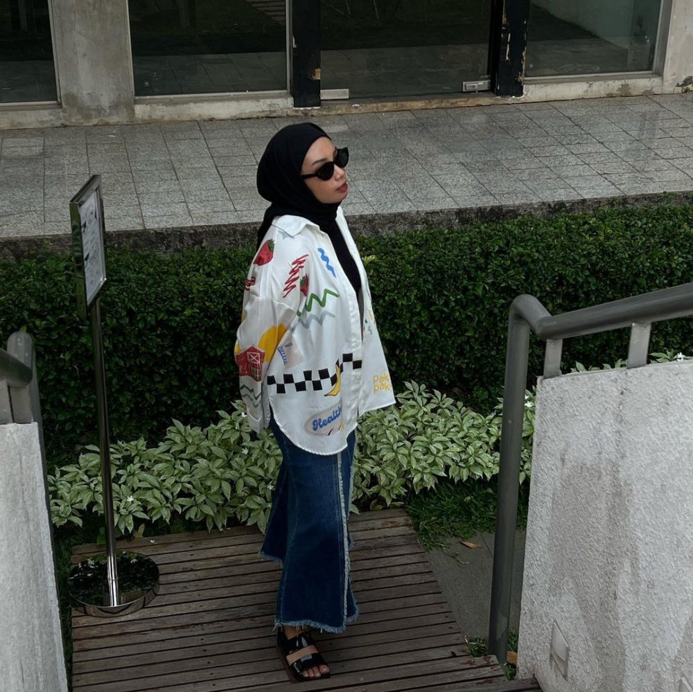 9 Daily Outfit Hijab Celana dan Rok Denim ala Adya Asyra, All Out!