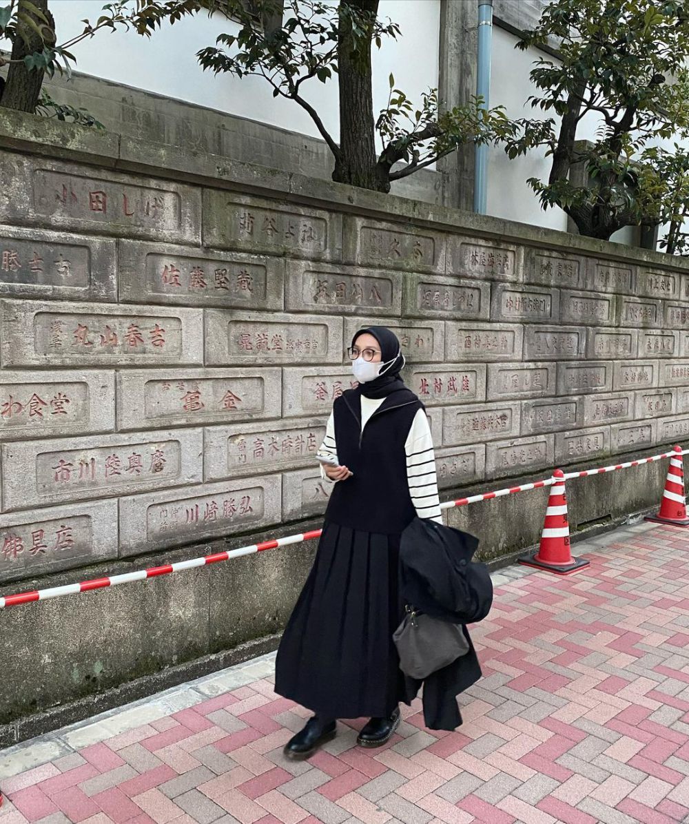 10 Style Outfit Hijab Monokrom ala Alaeka Bachir, Look-nya Stylish!