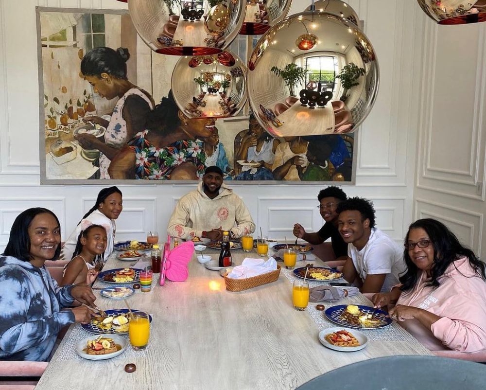 9 Potret LeBron James Bersama Keluarga, Selalu Terlihat Kompak!
