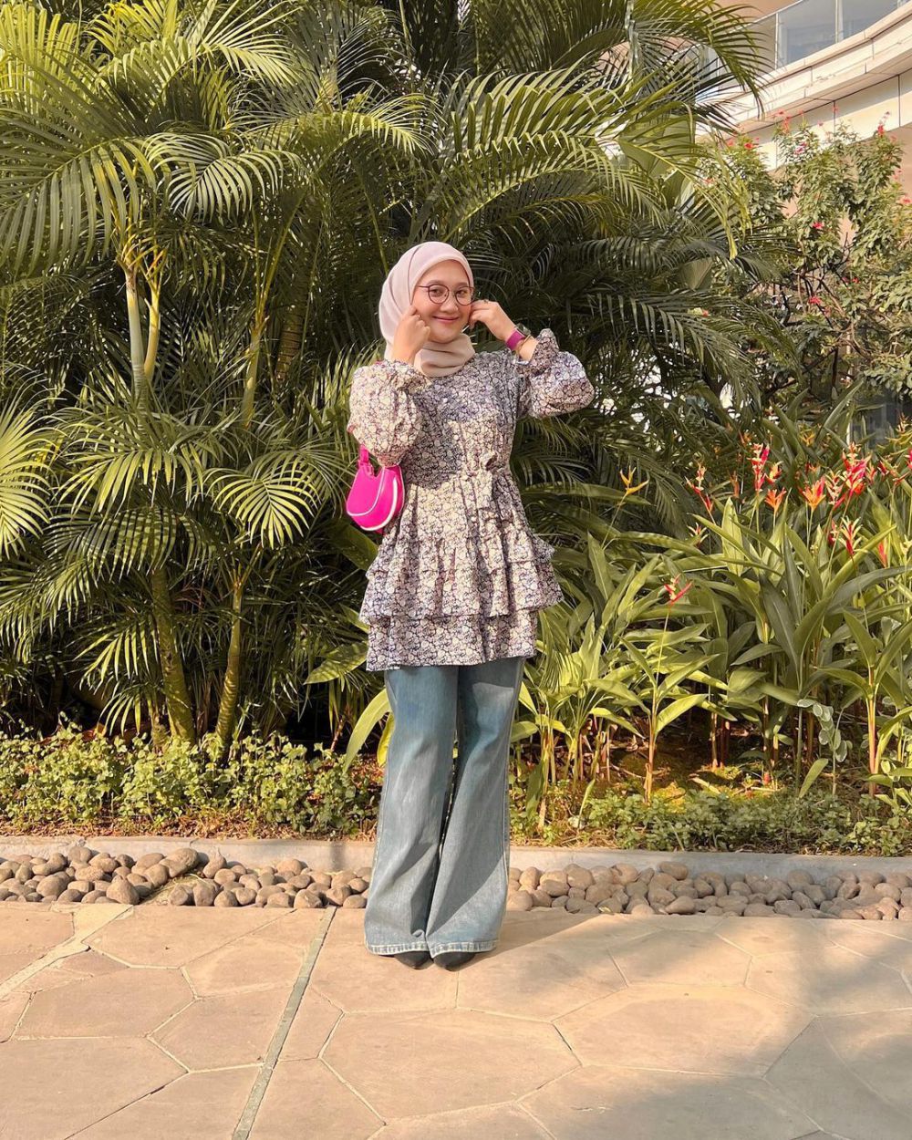 9 Ide Outfit Hijab Pakai Blouse ala Selebgram Astrisyanti, Bervariasi!