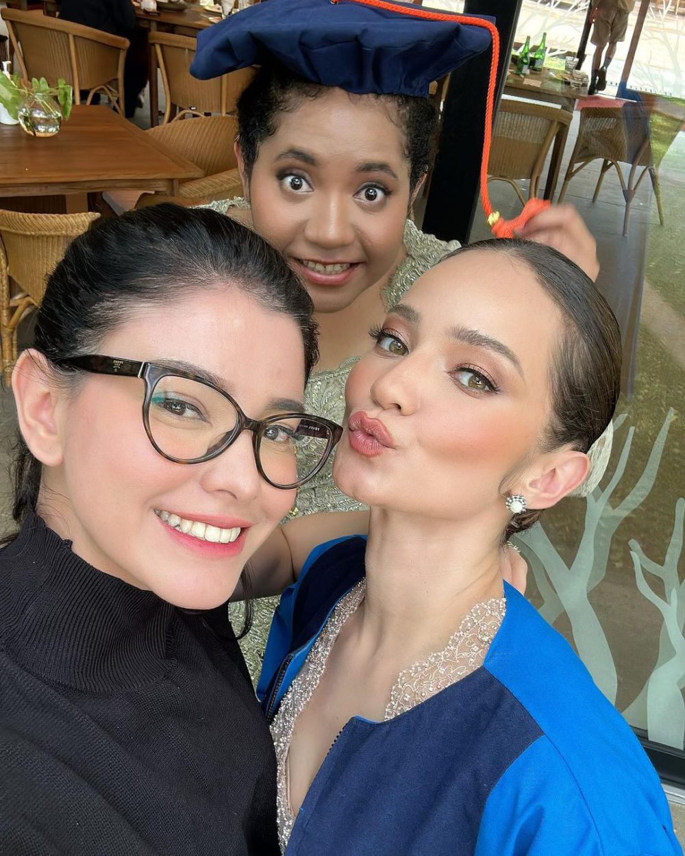 Momen Medina Hadir di Acara Wisuda Enzy Storia, Best Friend!
