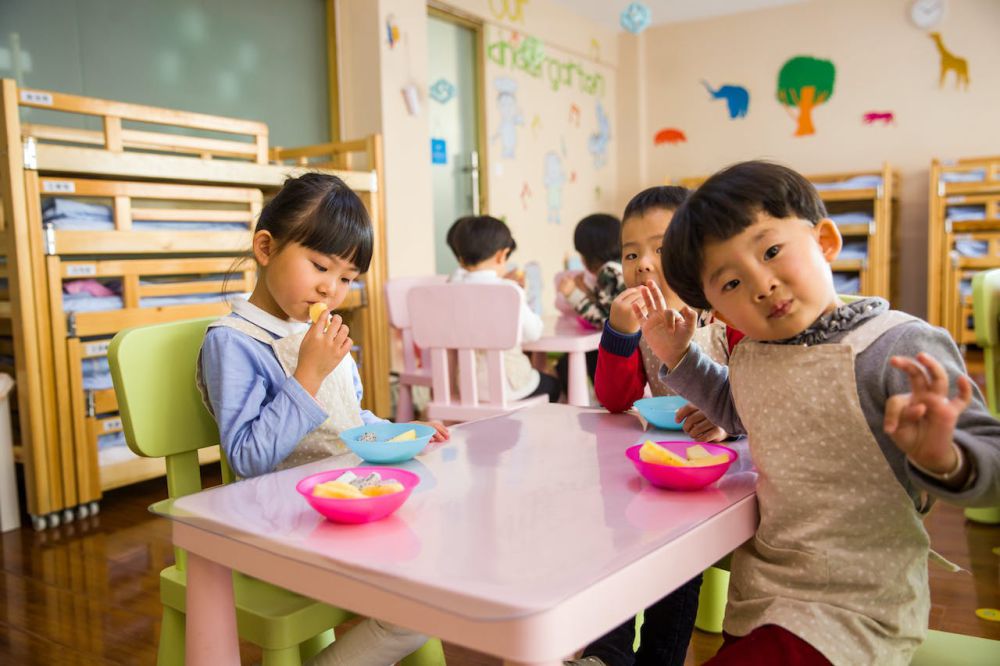 7 Penyebab Anak Enggan Makan Sendiri, Terbiasa Disuapin?