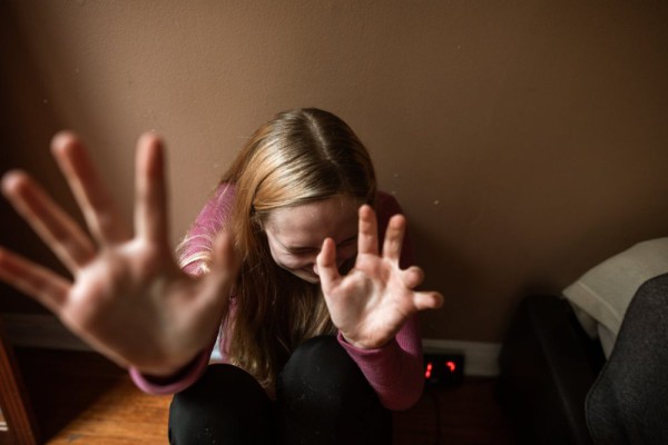 5 Tips Mengatasi Anak yang Penakut, Jangan Disepelekan!