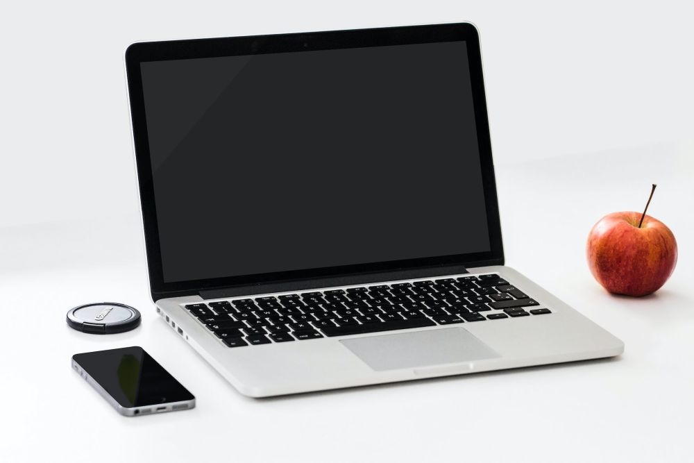 5 Tips Mencegah Laptop Mengalami Baret, Bawa Dengan Lembut!