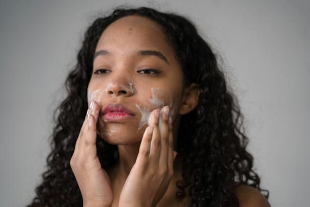 5 Kebiasaan Memakai Skincare yang Bikin Jerawat Memburuk